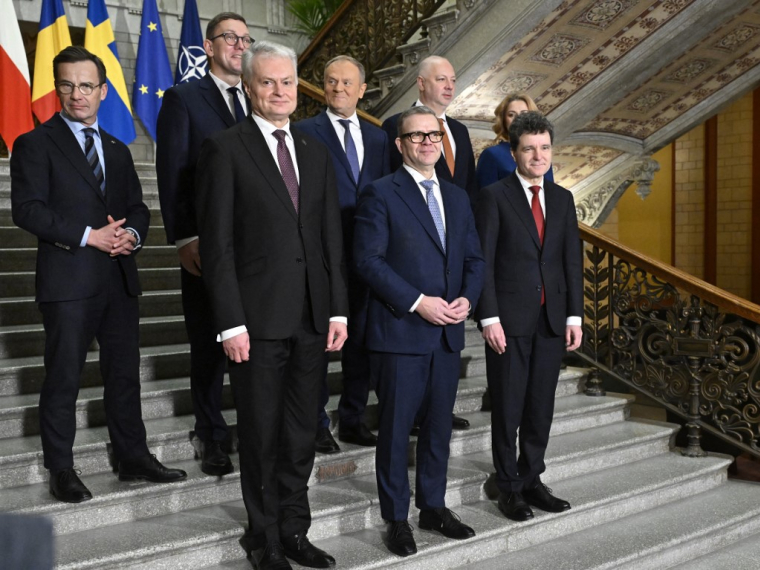 Le Premier ministre suédois, Ulf Kristersson, le Premier ministre estonienne, Kristen Michal, le président lituanien, Gitanas Nauseda, le Premier ministre polonais Donald Tusk, le Premier ministre finlandais, Petteri Orpo, la Première ministre lettone Evika Silina et le président roumain Nicusor Dan à Helsinki, en Finlande, le 16 décembre 2025.  ( Lehtikuva / HEIKKI SAUKKOMAA )