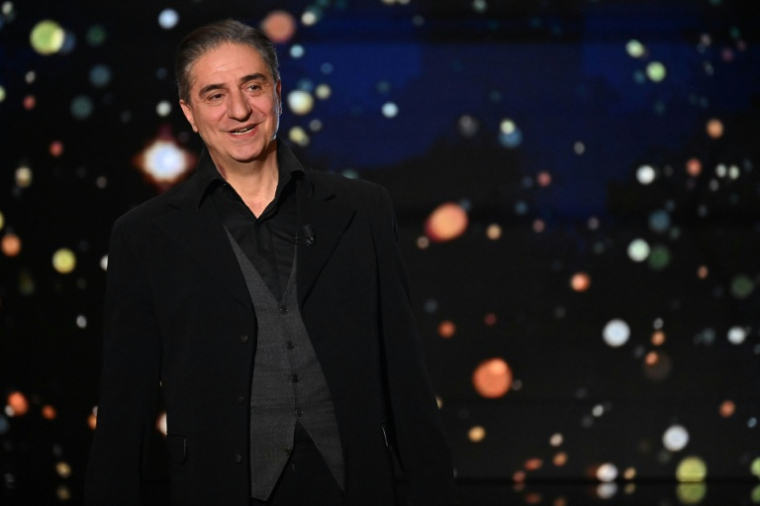 L'acteur et metteur en scène français Simon Abkarian apparaît sur scène lors de la 34e cérémonie des Molières, la plus haute distinction théâtrale française, au Théâtre de Paris, le 24 avril 2023 ( AFP / Emmanuel DUNAND )