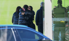 L'épouse de la star du foot Lionel Messi, Antonela Roccuzzo, étreint un proche lors d'une cérémonie en l'honneur de son beau-père Jorge Messi, décédé la veille, le 9 août 2026 près de Rosario en Argentine ( AFP / Luis ROBAYO )