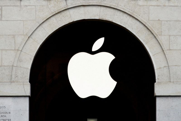 Le logo d'Apple est visible sur le magasin Apple du Marché Saint Germain à Paris