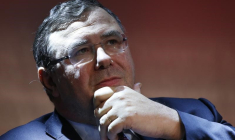 LE PDG DE TOTAL N'EXCLUT PAS UNE RECHUTE DU PRIX DU PÉTROLE