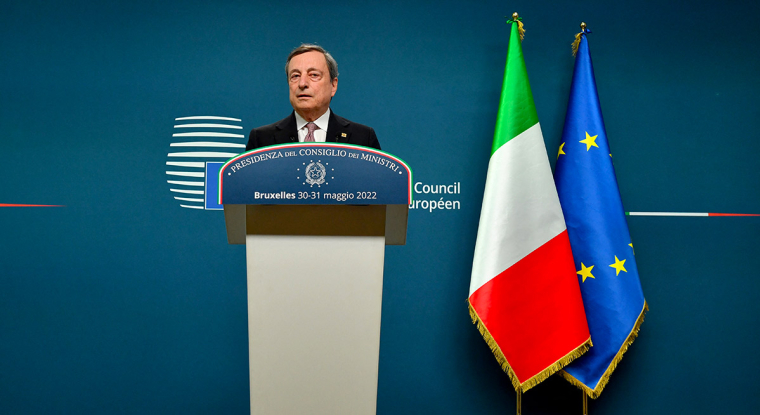 Mario Draghi a dû réviser en baisse ses prévisions de croissance alors qu'il comptait dessus pour réduire la dette. (© AFP)