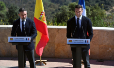 Le président du RN Jordan Bardella, à droite, s'exprime au côté du chef du parti d'extrême droite espagnol Vox, Santiago Abascal, à Ceuta, le 12 octobre 2026 ( AFP / Antonio Sempere )