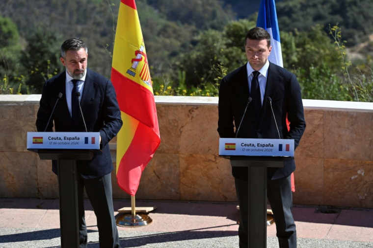 Le président du RN Jordan Bardella, à droite, s'exprime au côté du chef du parti d'extrême droite espagnol Vox, Santiago Abascal, à Ceuta, le 12 octobre 2026 ( AFP / Antonio Sempere )