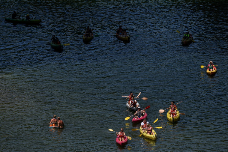 Des vacanciers en canoës et kayaks sur la rivière Ardèche près de Vallon-Pont-d'Arc, le 15 juillet 2025 en Ardèche ( AFP / JEAN-PHILIPPE KSIAZEK )