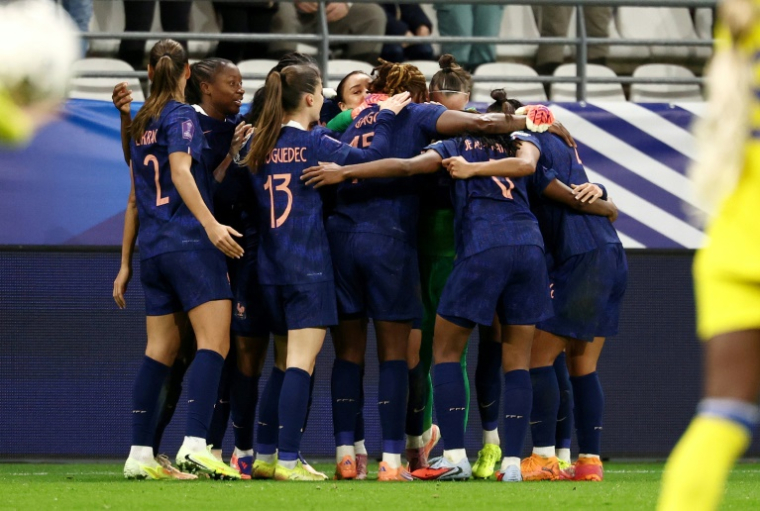 Les Françaises célèbrent le but sur le fil de Griedge Mbock face à la Suède, lors du match aller pour la troisième place de la Ligue des nations, le 28 novembre 2025 à Reims ( AFP / FRANCK FIFE )