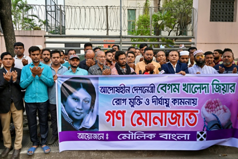 Des personnes prient pour le rétablissement de l'ancienne Première ministre Khaleda Zia devant l'hôpital Evercare où elle est en soins intensifs, le 29 novembre 2025 à Dacca, au Bangladesh ( AFP / Munir UZ ZAMAN )