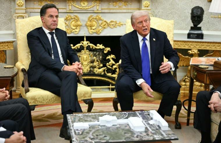Donald Trump et Mark Rutte, le secrétaire général de l'Otan, le 22 octobre 2025 à la Maison Blanche ( AFP / Jim WATSON )