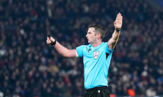 Après sa mauvaise gestion de l’attentat sur Mateta, Michael Oliver n’arbitrera aucun match cette semaine