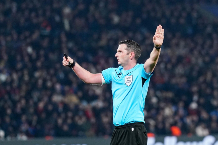 Après sa mauvaise gestion de l’attentat sur Mateta, Michael Oliver n’arbitrera aucun match cette semaine