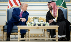 Le président américain Donald Trump reçu par le prince héritier saoudien Mohammed ben Salmane à Ryad, le 13 mai 2025  ( AFP / Brendan Smialowski )