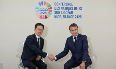 Le vice-président chinois Han Zheng, à gauche, serre la main du président français Emmanuel Macron