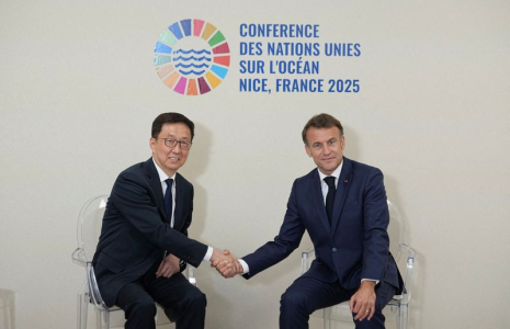 Le vice-président chinois Han Zheng, à gauche, serre la main du président français Emmanuel Macron