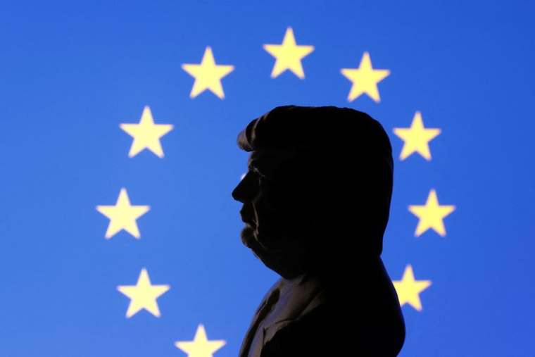 Une illustration montre un modèle miniature imprimé en 3D du président américain Donald Trump et du drapeau de l'UE