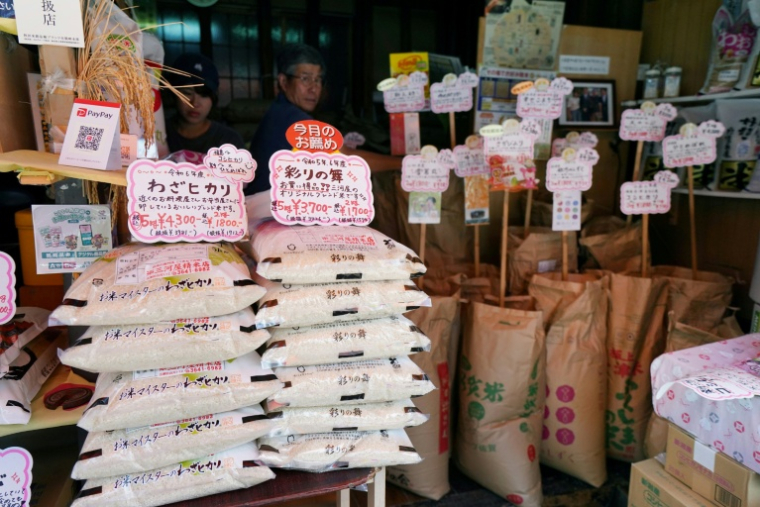 Des sacs de riz en vente dans un magasin de Tokyo, le 18 juillet 2025 ( AFP / Kazuhiro NOGI )