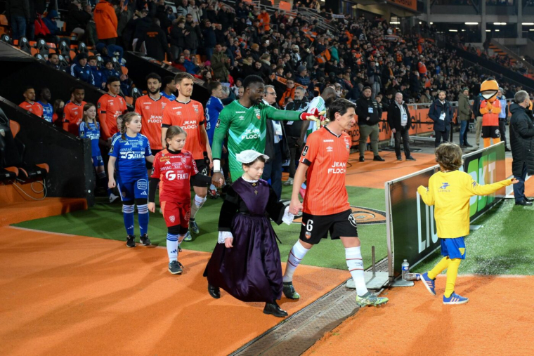 Le FC Lorient a crée un brassard en filet de pêche