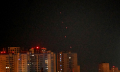 La défense aérienne ukrainienne tire sur des drones russes lors d'une attaque nocturne massive sur Kiev ,le 28 août 2025 ( AFP / Sergei SUPINSKY )