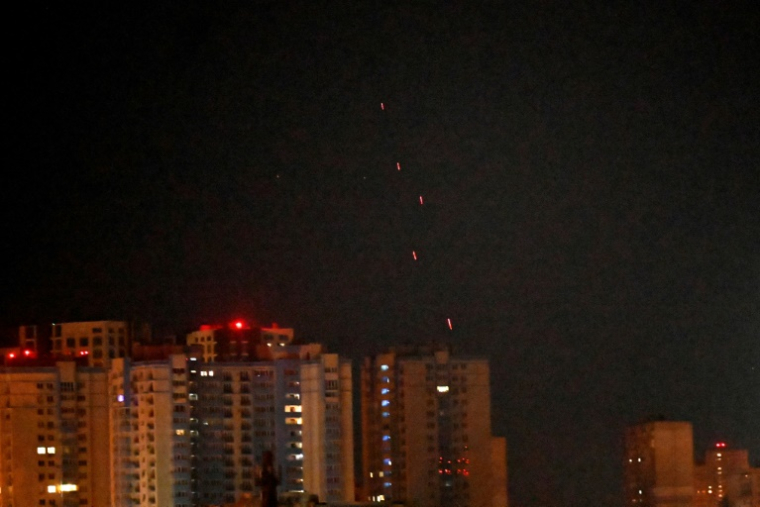 La défense aérienne ukrainienne tire sur des drones russes lors d'une attaque nocturne massive sur Kiev ,le 28 août 2025 ( AFP / Sergei SUPINSKY )
