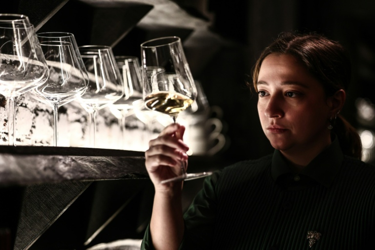 Agnese Morandi, la sommelière italienne du deux étoiles Table, à Paris, le 27 novembre 2025  ( AFP / Thibaud MORITZ )