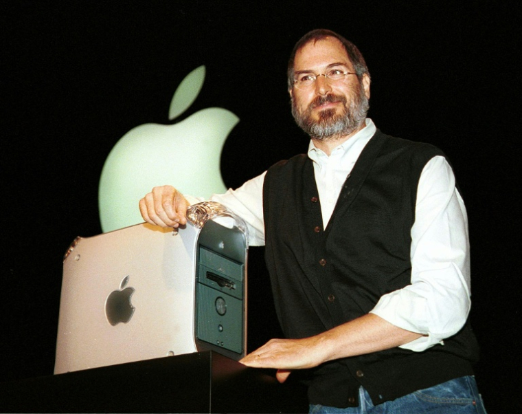 Le PDG par intérim et cofondateur d'Apple Computer, Steve Jobs, présente le nouvel ordinateur Power Mac G4, désormais disponible au public, le 31 août 1999 à San Francisco, en Californie ( AFP / JOHN G. MABANGLO )