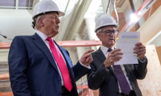 Donald Trump et Jerome Powell, lors d'une visite surprise au siège de la Fed, le 24 juillet 2025, à Washington DC ( AFP / ANDREW CABALLERO-REYNOLDS )