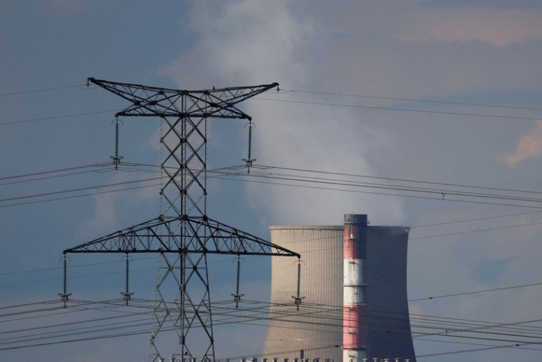 Des lignes électriques devant la centrale d'EDF à Bouchain en France