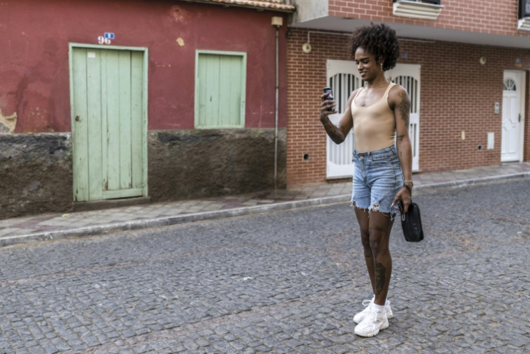 Le maquilleur professionnel Leonardo Oliveira enregistre une vidéo sur son téléphone à Mindelo, le 25 mai 2026 ( AFP / PATRICK MEINHARDT )