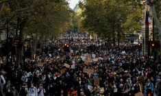 Des manifestants défilent "contre la vie chère", le 17 octobre 2026 à Paris ( AFP / GEOFFROY VAN DER HASSELT )