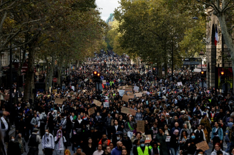 Des manifestants défilent "contre la vie chère", le 17 octobre 2026 à Paris ( AFP / GEOFFROY VAN DER HASSELT )