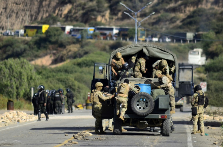 Des soldats arrivent sur une route bloquée par des partisans de l'ancien président Evo Morales près de Pirque, dans le département de Cochabamba, en Bolivie, le 11 juin 2025 ( AFP / FERNANDO CARTAGENA )