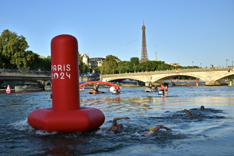 Des athlètes nagent dans la Seine lors de la finale du marathon fémini nde natation de 10 km aux Jeux olympiques de Paris 2024, le 8 août 2024 à Paris ( AFP / JULIEN DE ROSA )