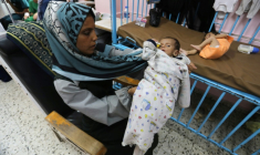 Une jeune mère palestinienne berce son bébé souffrant de malnutrition à l'hôpital Nasser de Khan Younès, dans le sud de la bande de Gaza, le 24 juillet 2025 ( AFP / - )