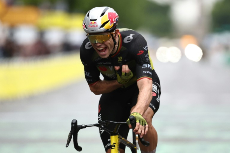 Le Belge Wout Van Aert remporte la dernière étape du Tour de France, à Paris, le 27 juillet 2025 ( AFP / Anne-Christine POUJOULAT )