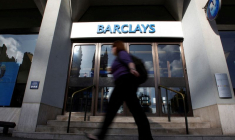 Un piéton passe devant une agence de la Barclays Bank dans le centre de Londres