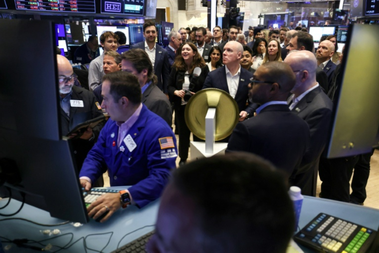 Des traders à la bourse de New York (NYSE), le 12 mars 2026 ( AFP / TIMOTHY A. CLARY )