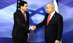 Le Premier ministre israélien Benjamin Netanyahu (D) serre la main du secrétaire d'Etat américain Marco Rubio à Jérusalem, le 23 octobre 2025 ( POOL / Fadel SENNA )