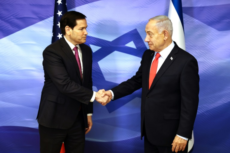 Le Premier ministre israélien Benjamin Netanyahu (D) serre la main du secrétaire d'Etat américain Marco Rubio à Jérusalem, le 23 octobre 2025 ( POOL / Fadel SENNA )