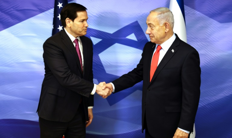 Le Premier ministre israélien Benjamin Netanyahu (D) serre la main du secrétaire d'Etat américain Marco Rubio à Jérusalem, le 23 octobre 2025 ( POOL / Fadel SENNA )