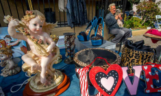 Les chineurs avertis se lèvent avant le jour. (© AFP)