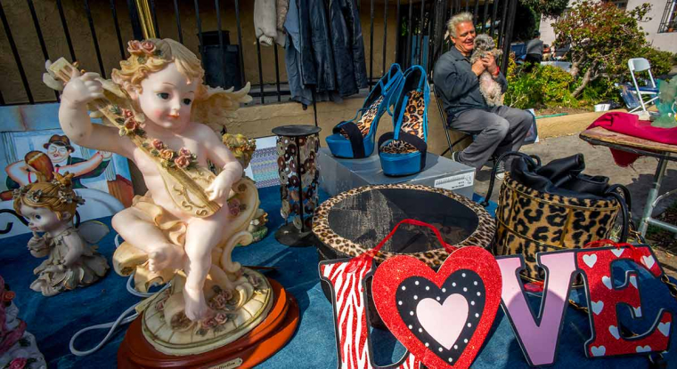 Les chineurs avertis se lèvent avant le jour. (© AFP)