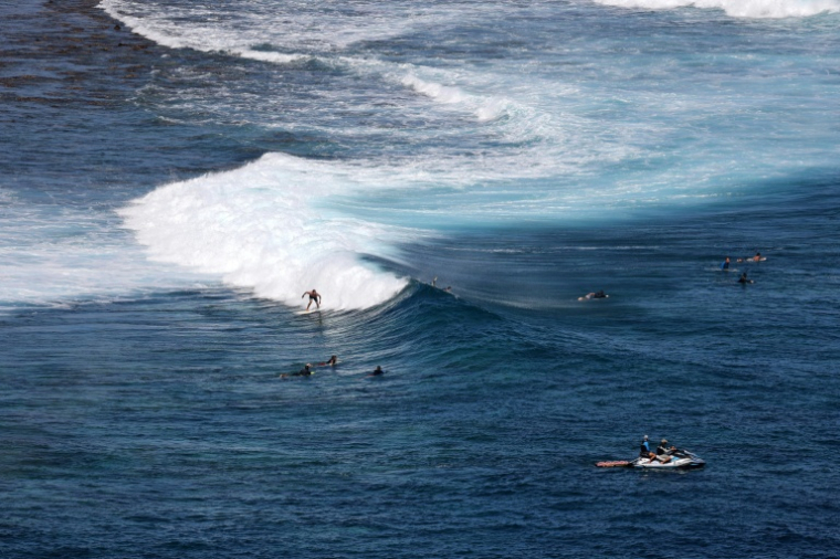 Des surfeurs à Saint-Leu, à La Réunion, le 2 avril 2021 ( AFP / Richard BOUHET )