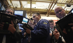 Des traders travaillent à la bourse de Wall Street