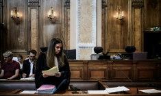 L'avocate de la partie civile, Julia Studient, le 11 juin 2026 dans la salle d'audience du tribunal à Lyon avant l'ouverture du procès d'un homme accusé d'avoir drogué sa femme et de l'avoir violée alors qu'elle était inconsciente ( AFP / Jeff PACHOUD )