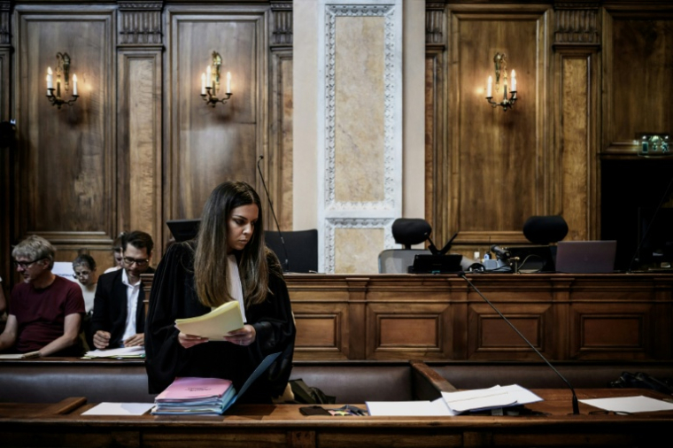 L'avocate de la partie civile, Julia Studient, le 11 juin 2026 dans la salle d'audience du tribunal à Lyon avant l'ouverture du procès d'un homme accusé d'avoir drogué sa femme et de l'avoir violée alors qu'elle était inconsciente ( AFP / Jeff PACHOUD )