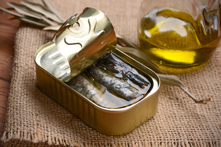 L'Union europ&eacute;enne impose &eacute;galement aux bo&icirc;tes de sardines son estampille sanitaire des produits animaux. (cr&eacute;dit: Adobe Stock)