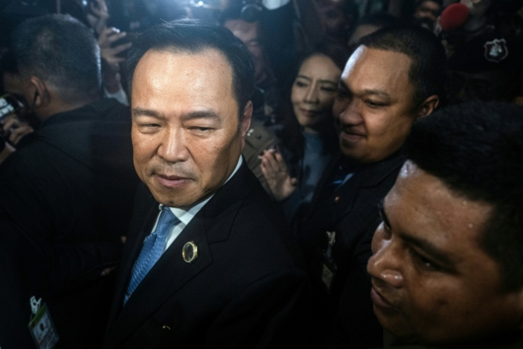 Le Premier ministre élu thaïlandais Anutin Charnvirakul quitte le parlement à Bangkok, le 5 septembre 2025 ( AFP / Chanakarn Laosarakham )