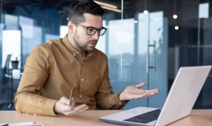 (Crédits photo : Adobe Stock - Homme inquiet en constat une erreur sur son dépôt d'espèces)