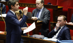 Gabriel Attal et Olivier Dussopt, à l'Assemblée nationale, le 16 février 2023 ( AFP / Ludovic MARIN )