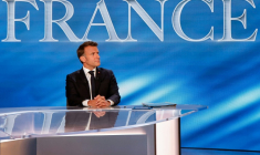 Emmanuel Macron sur le plateau du JT de TF1 le 13 mai 2025 ( POOL / Ludovic MARIN )