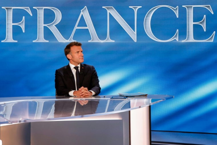 Le président Emmanuel Macron sur le plateau du JT de TF1, le 13 mai 2025 à Saint-Denis, au nord de Paris ( POOL / Ludovic MARIN )